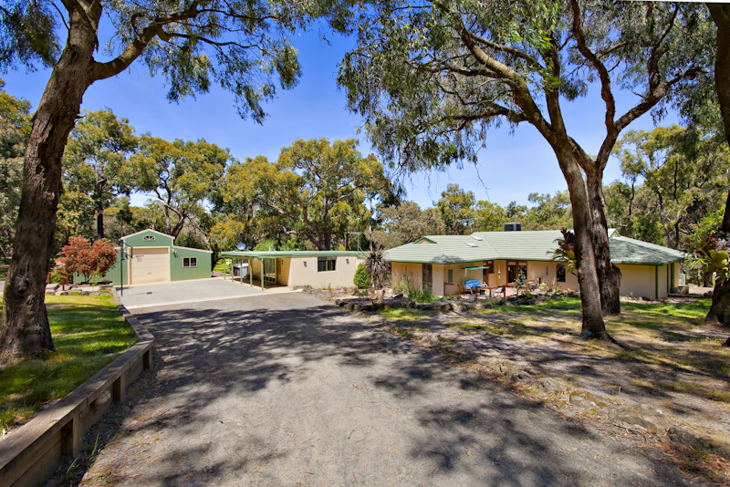 Family haven on 2 acres Picture 1