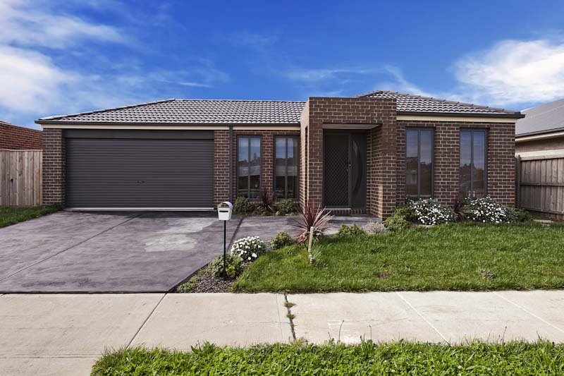 Family living in Fallingwater Picture 1