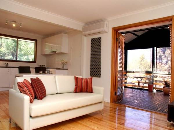 Renovated 1 Bedroom Unit in a great location Picture 3