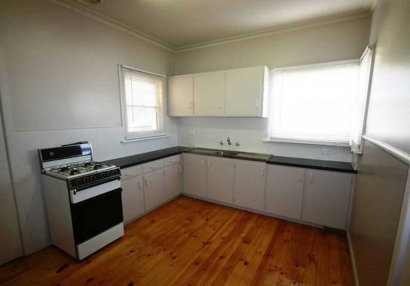 Beautifully Presented 3 Bedroom Home + Study Picture 3