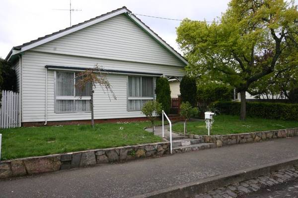 3 Bedroom house in great location walking distance to CBD Picture 1