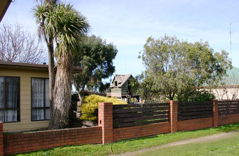 Fantastic First Home on Large Block Picture 2