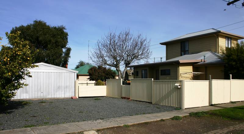 Fantastic First Home on Large Block Picture 3