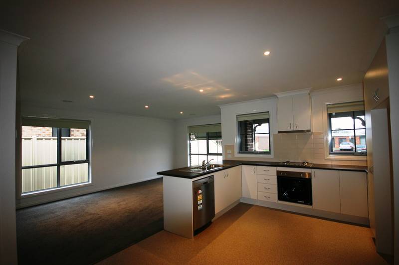 SHOW HOME = 8B RACHEL COURT, SEBASTOPOL Picture 3