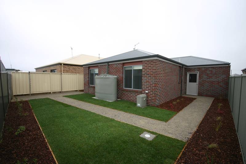 SHOW HOME = 8B RACHEL COURT, SEBASTOPOL Picture 2