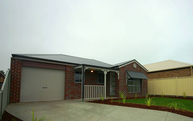 SHOW HOME = 8B RACHEL COURT, SEBASTOPOL Picture 1