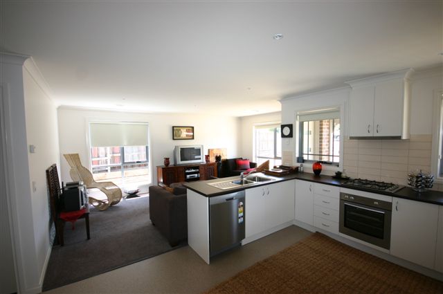 Near new 3 bedroom townhouse! Picture 2