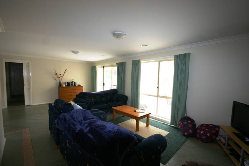 4 Bedroom Home on Large Block Picture 3