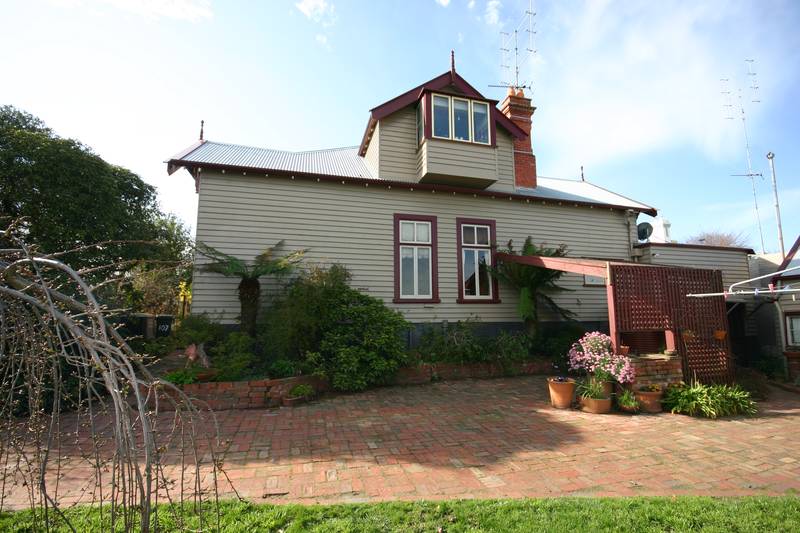 Edwardian Home with Ornate Features Picture 1
