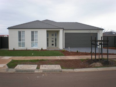 Near New 4 Bedroom home + 1x week free rent - UNDER APPLICATION Picture