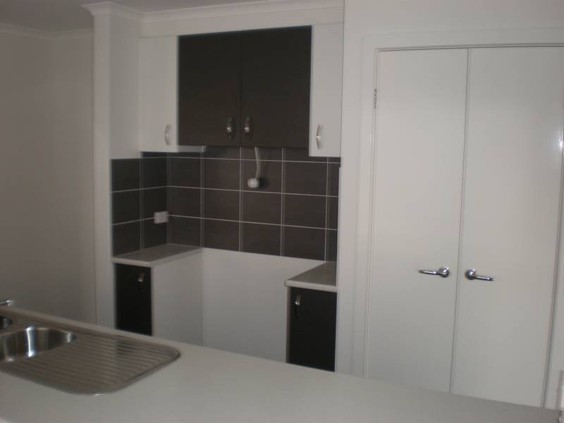 Near New 4 Bedroom home + 1x week free rent - UNDER APPLICATION Picture 3