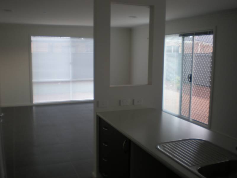 Near New 4 Bedroom home + 1x week free rent - UNDER APPLICATION Picture 2