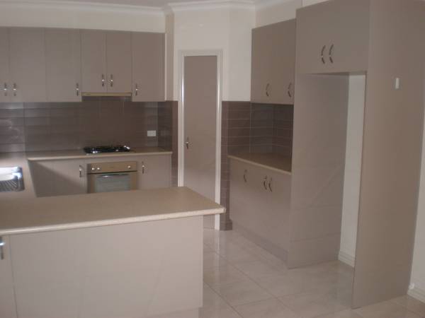 Executive Style 3 bedroom Townhouse - Avail NOW!!! Picture 2