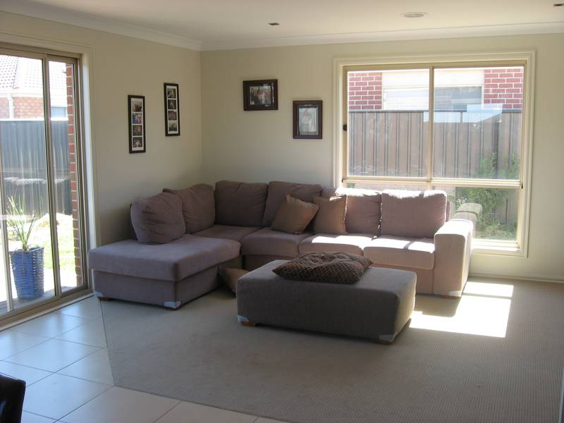 Rent Reduced - Absolute Bargain! - 4 Bedroom Home - Avail NOW!! Picture 3