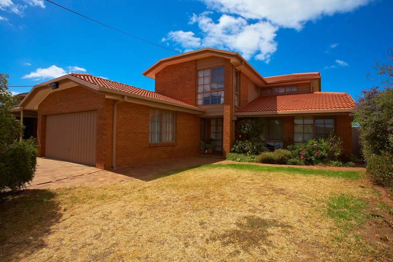 Peaceful Easy Living Picture 1