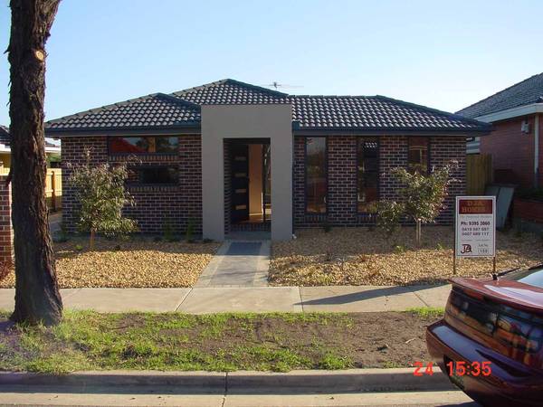Move in Now and beat the Xmas Rush! - Avail NOW!!! Picture 1