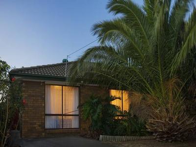 Convenient low maintenance living! Picture