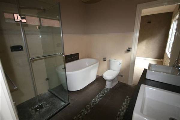 Absolutely Stunning Brand New 3 Bed Townhouse Picture 2