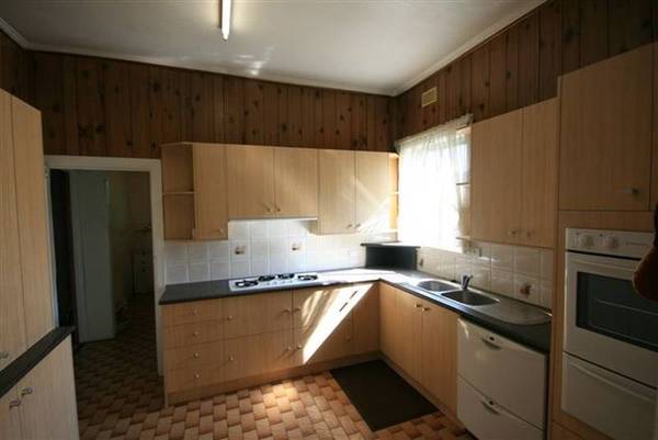 Delightful 1920's period 3 bedroom home. Picture 2