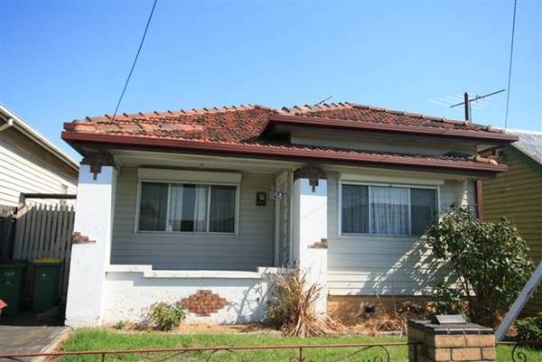 Delightful 1920's period 3 bedroom home. Picture 1