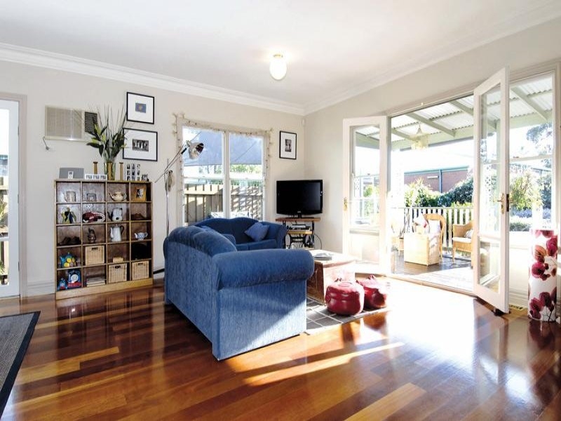 Absolutely Stunning 3 Bedroom Residence Picture 2