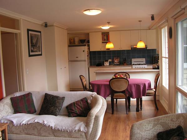 Classic Victorian 3 bedroom home close to yarraville village. Picture 2