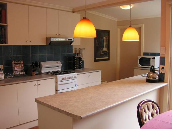 Classic Victorian 3 bedroom home close to yarraville village. Picture 3