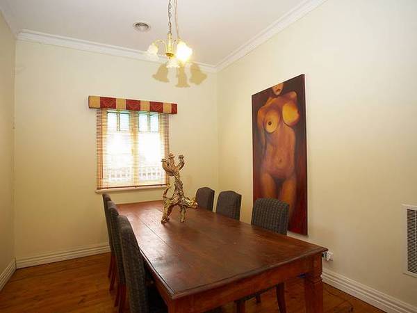 Captivating Edwardian Gem! Picture 3