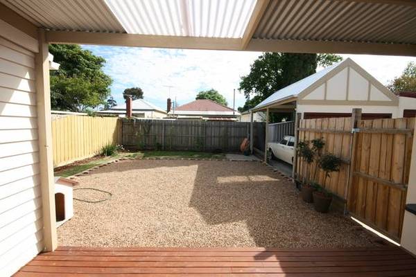 STUNNING RENOVATED 3 BEDROOM HOME. Picture 3