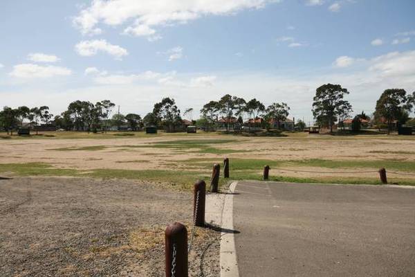 timber home large block 547.5 sqm (must be sold this sunday Auction 12.30. Picture timber home large block 547.5 sqm (must be sold this sunday Auction 12.30. Picture