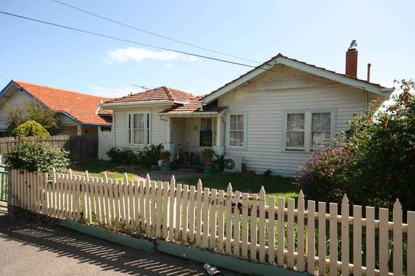 timber home large block 547.5 sqm (must be sold this sunday Auction 12.30. Picture