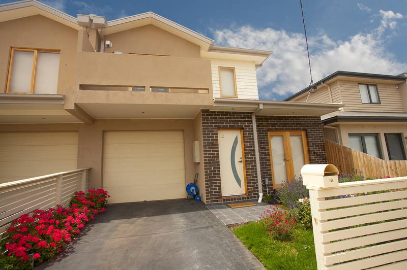 Affordable Stunning modern 2 storey Townhouse! Picture 2