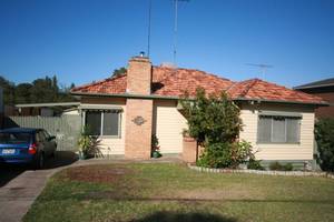 3 bed home in quiet tree lined street.'little house on the praire