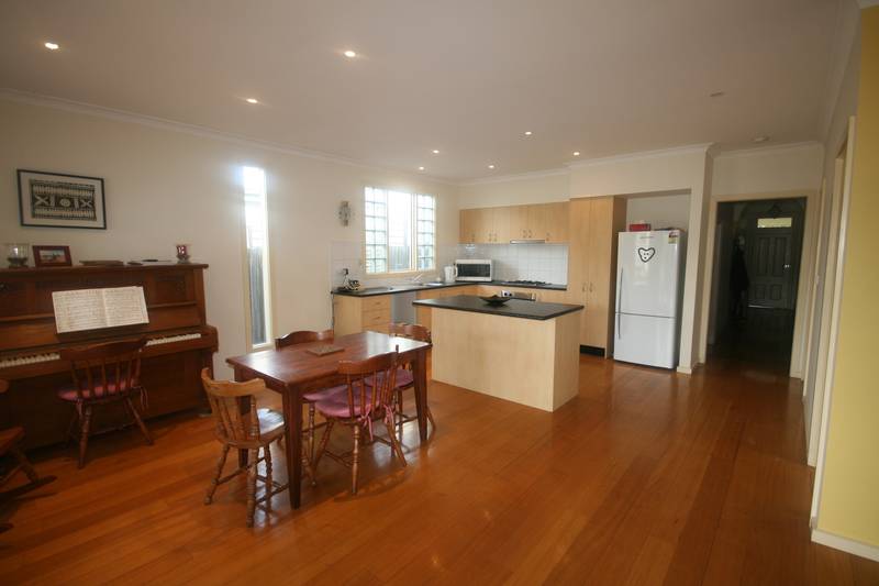 Stunning Double Fronted Contemporary Home Picture 3