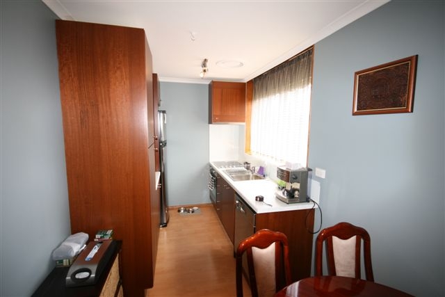 Spacious 2 bedroom Apartment with - Lockup garage Picture Spacious 2 bedroom Apartment with - Lockup garage Picture