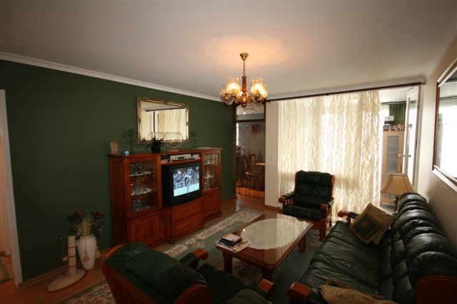 Spacious 2 bedroom Apartment with - Lockup garage Picture Spacious 2 bedroom Apartment with - Lockup garage Picture