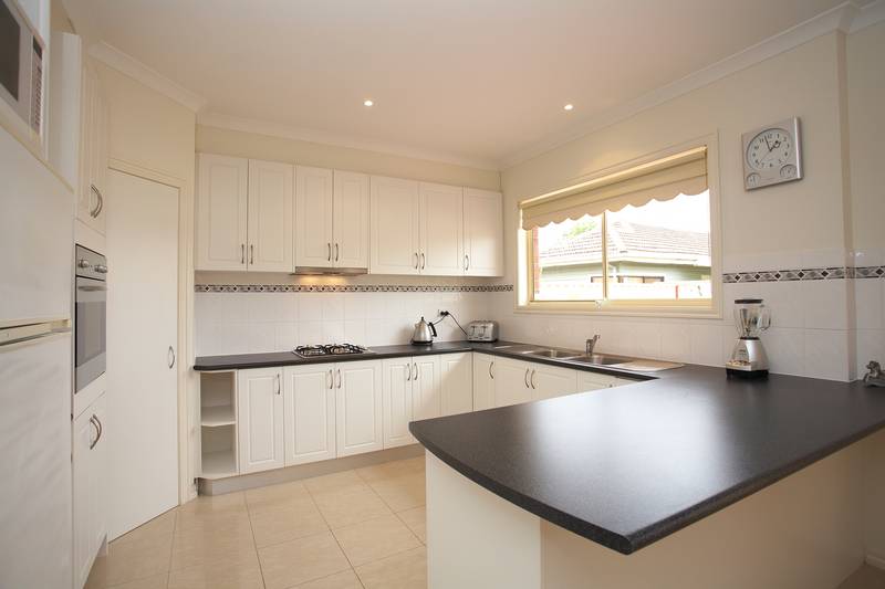 STUNNING SINGLE LEVEL MODERN RESIDENCE Picture 3