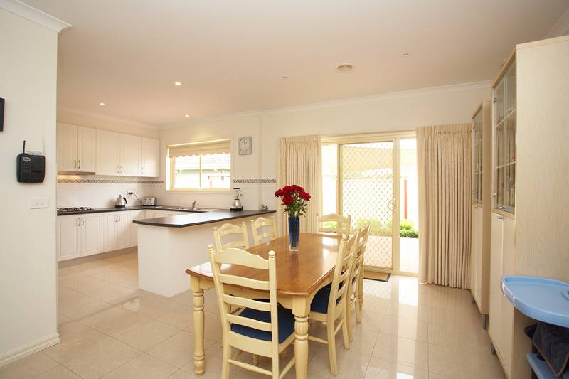 STUNNING SINGLE LEVEL MODERN RESIDENCE Picture 2