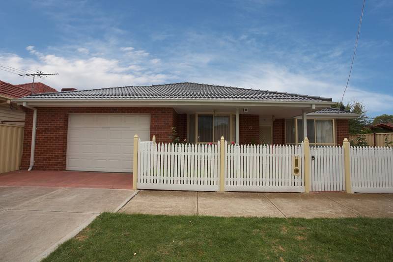 STUNNING SINGLE LEVEL MODERN RESIDENCE Picture 1