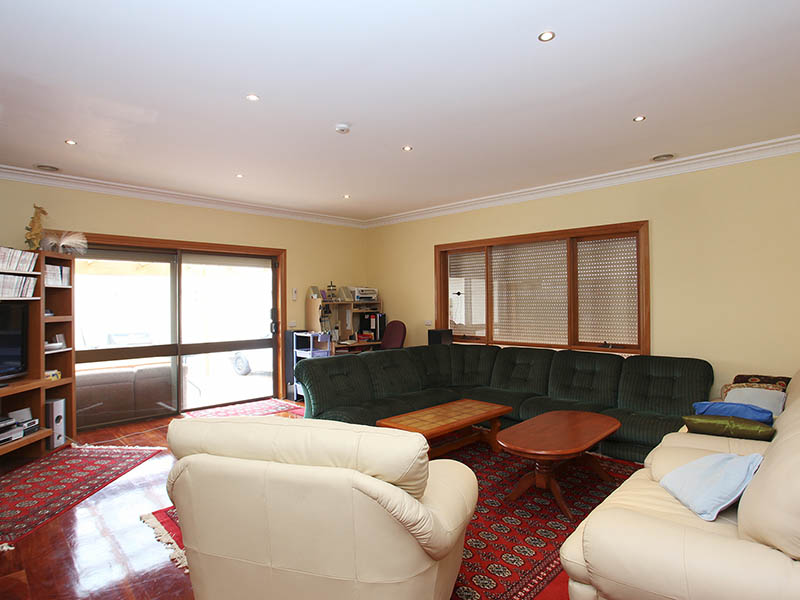 Large 4 bed renovated and extended family home! Picture 3