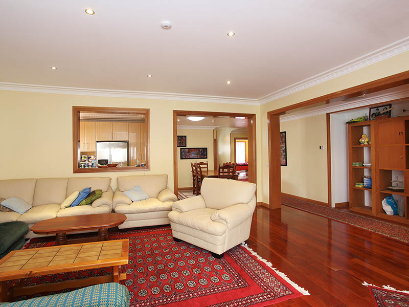 Large 4 bed renovated and extended family home! Picture 2