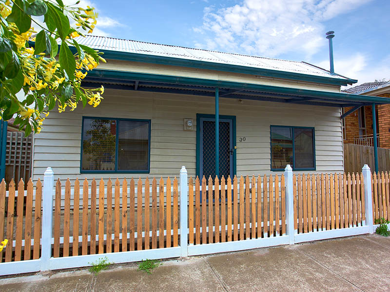 Affordable 3 bed victorian unrenovated gem! Picture 2