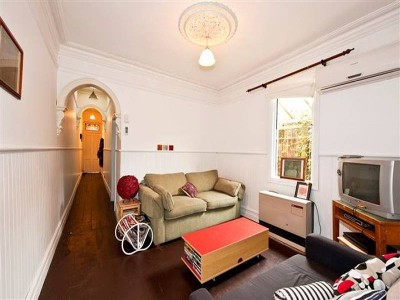 Close to All Amenties, this cosy home is a sure delight! Picture