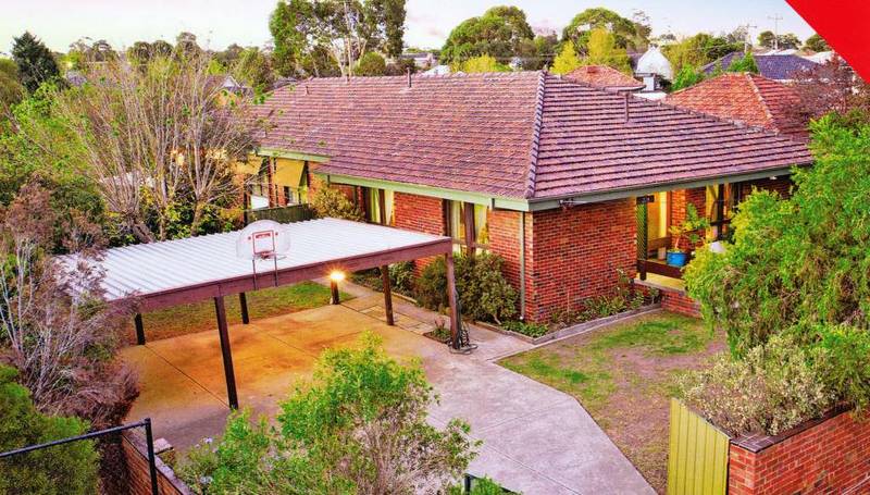 Dont wait another 17 years!This truly magnificient 5 to 6 bed home on 1250 sqm. Picture 1