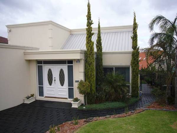 MODERN LIVING WITH GORGEOUS VIEWS! Picture 1