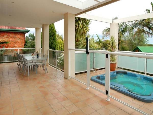 MODERN LIVING WITH GORGEOUS VIEWS! Picture 2