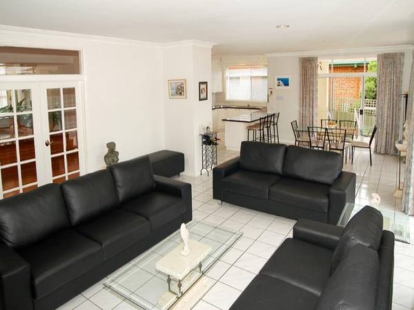 MODERN LIVING WITH GORGEOUS VIEWS! Picture 3