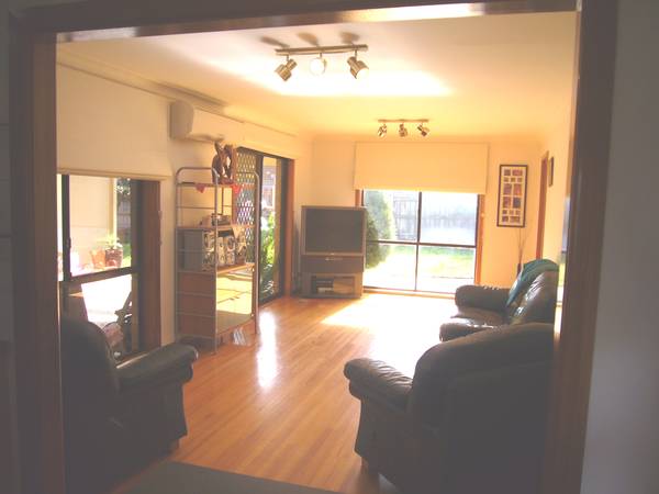 TWO LARGE LIVING AREAS Picture 3