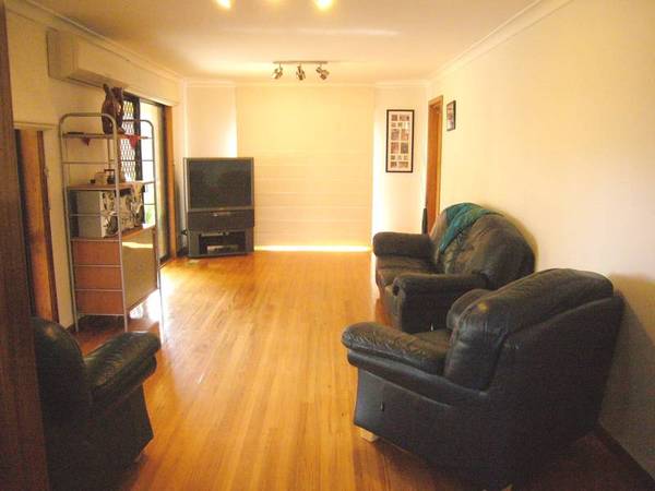 TWO LARGE LIVING AREAS Picture 2