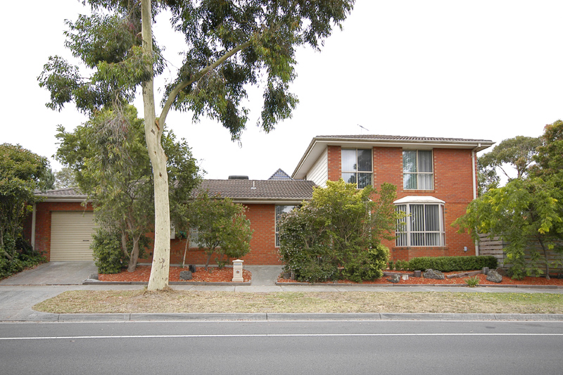 Contemporary Living in the Heart of Wheelers Hill Picture 1